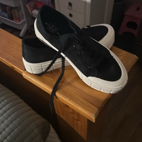 No Boundaries Women's Low Chunky Lug Fashion Sneakers - Picture 2 of 7